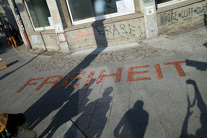 Start des Experiments GIER FRISST FREIHEIT um 14 Uhr vor dem Kaufhaus Jandorf in Berlin