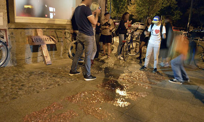 Geldregen vor dem Kaufhaus Jandorf @ POSITIONS BERLIN, 18.09.2014 - Gier frisst FREIHEIT