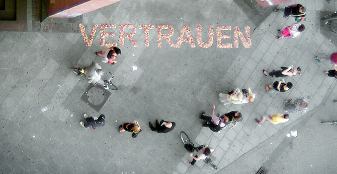 Die soziale Plastik Gier frisst Vertrauen an der Katharinenkirche in Frankfurt 2014