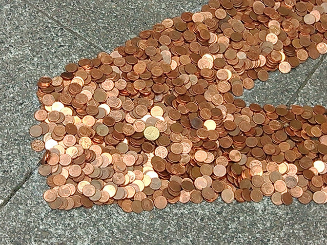 Einige Passanten habe zu den Cent-Stücken Geld dazugelegt