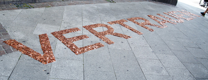 Die soziale Plastik Gier frisst Vertrauen an der Katharinenkirche in Frankfurt 2014